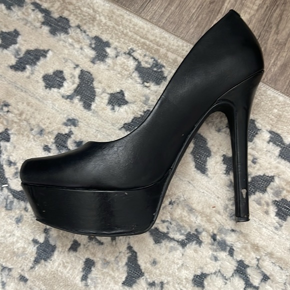 Jessica Simpson Black platform pump. - Picture 3 of 3
